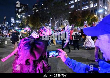 New York, USA. 31 ottobre 2023. Un partecipante scatta una foto di un altro che indossa un costume della morte mentre partecipa alla 50a parata annuale di Halloween del Villaggio a Manhattan. Crediti: Enrique Shore/Alamy Live News Foto Stock