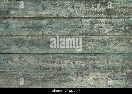 Tavolino in legno resistente agli agenti atmosferici. Struttura in legno verde grigio, sfondo grunge astratto. Vecchio pavimento in legno, muro rustico in legno dipinto. Lamelle vintage, orizzonte Foto Stock