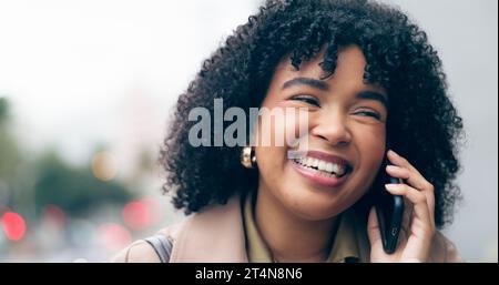 Città, ridendo o donna d'affari felice durante una telefonata parlando, facendo rete o parlando di scherzi divertenti. Sorriso, comunicazione mobile o birazziale Foto Stock