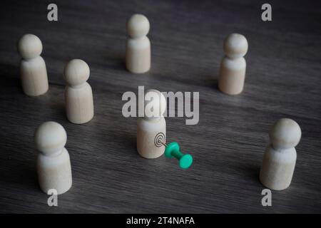 Bambole in legno e perno a trazione. Cliente target, mercato target e concetto di potenziale cliente. Foto Stock