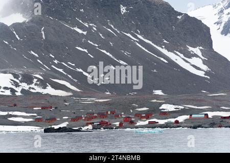 base di esperanza, stazione di ricerca argentina, circondata da adelie rookeries di pinguini. Hope Bay, penisola di Trinity, sulla punta settentrionale dell'Antartide Foto Stock