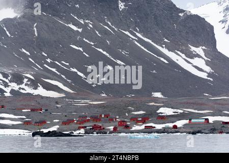 base di esperanza, stazione di ricerca argentina, circondata da adelie rookeries di pinguini. Hope Bay, penisola di Trinity, sulla punta settentrionale dell'Antartide Foto Stock