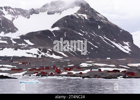 base di esperanza, stazione di ricerca argentina, circondata da adelie rookeries di pinguini. Hope Bay, penisola di Trinity, sulla punta settentrionale dell'Antartide Foto Stock