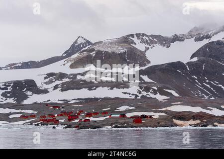 base di esperanza, stazione di ricerca argentina, circondata da adelie rookeries di pinguini. Hope Bay, penisola di Trinity, sulla punta settentrionale dell'Antartide Foto Stock