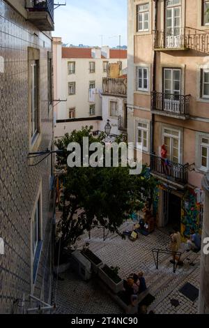 Impressioni dalle strade del centro storico di Alfama, Lisbona, Portogallo, nell'ottobre 2023. Foto Stock