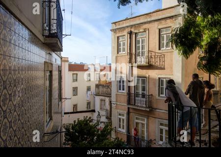 Impressioni dalle strade del centro storico di Alfama, Lisbona, Portogallo, nell'ottobre 2023. Foto Stock