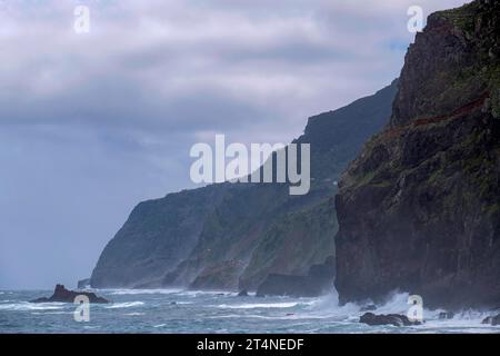 Paesaggio costiero vicino a Ponta Delgada, Madeira, Portogallo Foto Stock