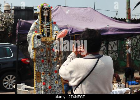 Non esclusiva: Il 31 ottobre 2023 a città del Messico, Messico: Centinaia di devoti della "Santa Muerte", conosciuta anche come ragazza bianca, visitano l'altare situato in Foto Stock