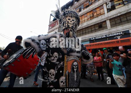 Non esclusiva: Il 31 ottobre 2023 a città del Messico, Messico: Centinaia di devoti della "Santa Muerte", conosciuta anche come ragazza bianca, visitano l'altare situato in Foto Stock