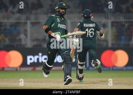 Non esclusiva: 31 ottobre 2023, Calcutta, India: Il capitano del Bangladesh Shakib al Hasan e il pakistano Fakhar Zaman in azione durante la partita dell'ICC Foto Stock