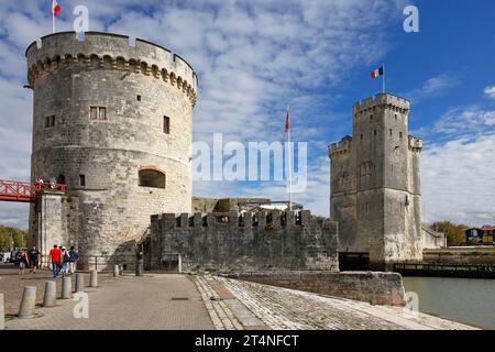 Torri medievali Tour de la Chaine Warp Tower (a sinistra) e Tour Saint-Nicolas, la torre Saint-Nicolas custodisce l'ingresso al vecchio porto di la Rochelle Foto Stock