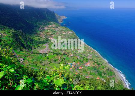 Vista dal punto panoramico Miradouro da Beira da Quinta a Sao Jorge, costa nord, isola di Madeira, Oceano Atlantico, costa Foto Stock