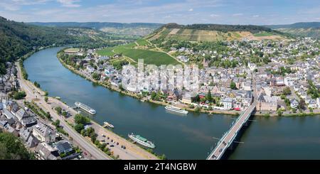 Panorama dalle rovine di Grevenburg su Traben-Trarbach, Mosella, distretto di Bernkastel-Wittlich, Renania-Palatinato, Germania Foto Stock