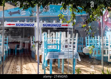 Ristorante chiuso a Kusadasi, la porta scorrevole è chiusa, le sedie sono ammucchiate sui tavoli, Kusadasi, Kusadasi, provincia di Aydin, regione dell'Egeo Foto Stock