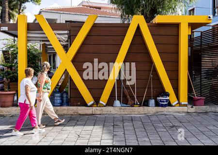 Vista della città sulla città turistica turca di Kusadasi. Stazione dei taxi presso il porto, Kusadasi, Kusadasi, provincia di Aydin, regione del Mar Egeo, Turchia Foto Stock