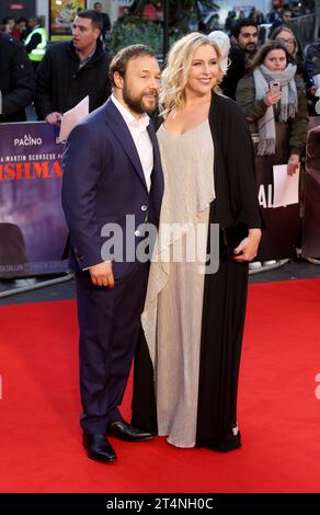 Stephen Graham e Hannah Walters assistono alla prima internazionale del film "The Irishman" all'Odeon Luxe Leicester Square di Londra. Foto Stock