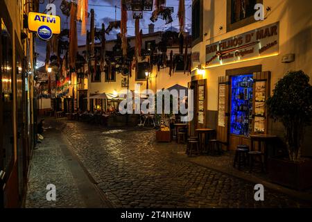 Strada con ristoranti, vista notturna, città vecchia, città di Camara de Lobos, Madeira, Portogallo Foto Stock