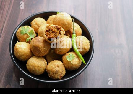 Il Kachori secco è una palla croccante e croccante di farina maida, farcita con una miscela speziata di farina a grammo, sev, lenticchie e chutney Tamarind. Foto Stock