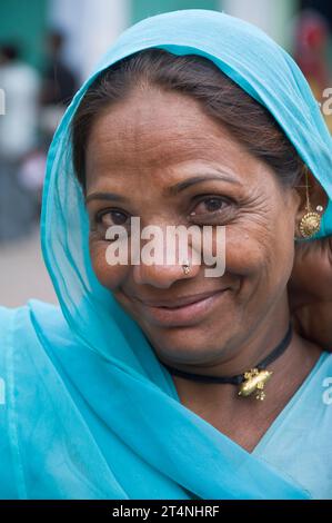 Ritratto di una donna indiana, mercato di Udaipur, Rajasthan, India Foto Stock