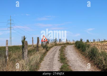 Gli aerei hanno la priorità - immagine di una strada sterrata con un cartello stradale che dà la priorità agli aerei Foto Stock