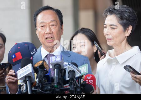 Terry Gou, candidato presidenziale indipendente di Taiwan e fondatore di Foxconn e Tammy Lai fuori dall'ufficio elettorale di Taipei a Taiwan il 1° novembre. Foto Stock