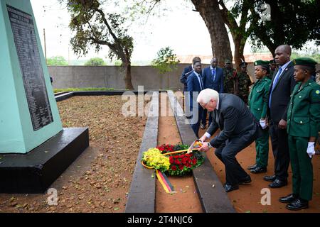 Songea, Tanzania. 1 novembre 2023. Il presidente tedesco Frank-Walter Steinmeier pone una corona al monumento agli eroi della guerra Maji Maji nel Songea Memorial Park. Ha concluso il suo viaggio in Tanzania mercoledì con un contributo a venire a patti con il passato coloniale della Germania e ha incontrato famiglie a Songea i cui antenati sono morti in una guerra combattuta brutalmente nella colonia dell'Africa orientale tedesca. Crediti: Bernd von Jutrczenka/dpa/Alamy Live News Foto Stock
