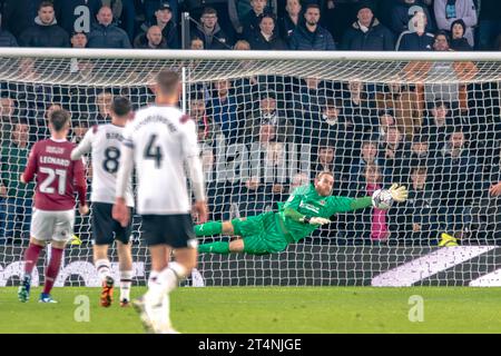 Derby, Regno Unito. 31 ottobre 2023. Il portiere di Northampton Town, Lee Burge, salva le immersioni dal Conor Washington di Derby County nella partita EFL League 1 Foto Stock