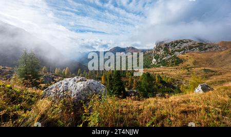 Paesaggio dolomitico dal passo Valparola in mattinata d'autunno Foto Stock