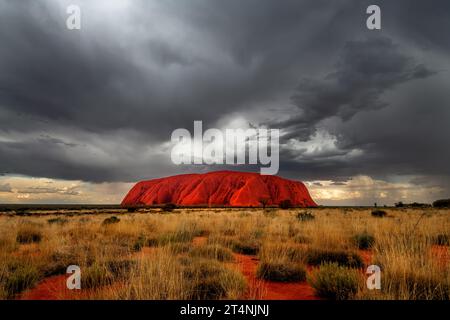 Il temporale su Uluru è una cosa rara. Foto Stock