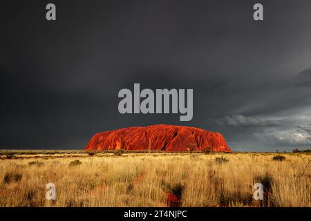 Il temporale su Uluru è una cosa rara. Foto Stock