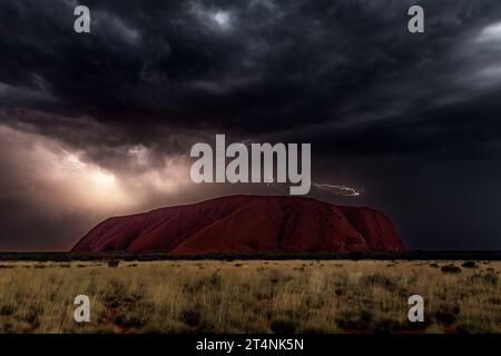 Il temporale su Uluru è una cosa rara. Foto Stock