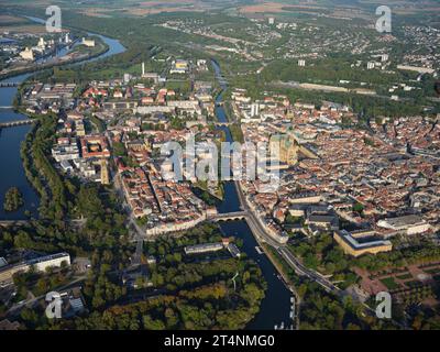 VISTA AEREA. Il centro città di Metz sulle rive del fiume Mosella. Grand Est, Francia. Foto Stock