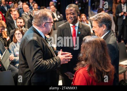 Industriekonferenz 2023 von BMWK und Bündnis für Zukunft der industrie Siegfried Russwurm, Präsident Bundesverband der Deutschen industrie BDI, Wally Adeyemo, Vice Segretario del Tesoro degli Stati Uniti - stellvertretender US-Finanzminister, Robert Habeck, Bundeswirtschaftsminister von Links und Yasmin Fahimi, Vorsitzende Deutscher Gewerkschaftsbund DGB mit dem Rücken zur KameraIndustriekonferenz 2023 von BMWK und Bündnis für Zukunft der industrie Siegfried Russwurm, Präsident Bundesverband der Deutschen industrie BDI, Wally Adeyemo, Vice Segretario del Tesoro degli Stati Uniti - stellver Foto Stock