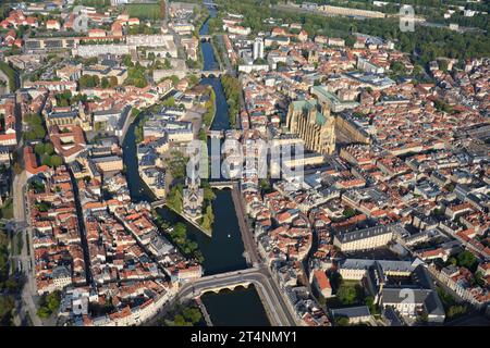 VISTA AEREA. Il centro città di Metz sulle rive del fiume Mosella. Grand Est, Francia. Foto Stock