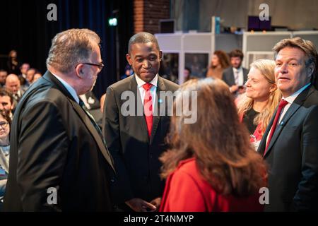 Industriekonferenz 2023 von BMWK und Bündnis für Zukunft der industrie Siegfried Russwurm, Präsident Bundesverband der Deutschen industrie BDI, Wally Adeyemo, Vice Segretario del Tesoro degli Stati Uniti - stellvertretender US-Finanzminister, Henrike Hahn, Mitglied Europäisches Parlament, Die Grünen, Robert Habeck, Bundeswirtschaftsminister von Links und Yasmin Fahimi, Vorsitzende Deutscher Gewerkschaftsbund DGB mit dem Rücken zur KameraIndustriekonferenz 2023 von BMWK und Bündnis für Zukunft der industrie Siegfried Russwurm, Präsident Bundesverband der Deutschen industrie BDI, Wally Adeyemo Foto Stock