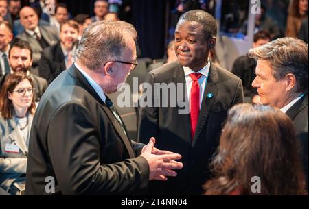 Industriekonferenz 2023 von BMWK und Bündnis für Zukunft der industrie Siegfried Russwurm, Präsident Bundesverband der Deutschen industrie BDI, Wally Adeyemo, Vice Segretario del Tesoro degli Stati Uniti - stellvertretender US-Finanzminister, Robert Habeck, Bundeswirtschaftsminister von Links und Yasmin Fahimi, Vorsitzende Deutscher Gewerkschaftsbund DGB mit dem Rücken zur KameraIndustriekonferenz 2023 von BMWK und Bündnis für Zukunft der industrie Siegfried Russwurm, Präsident Bundesverband der Deutschen industrie BDI, Wally Adeyemo, Vice Segretario del Tesoro degli Stati Uniti - stellver Foto Stock