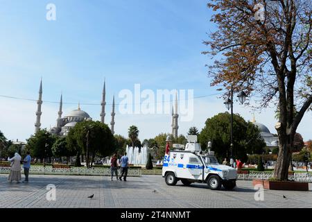 Istanbul, Türkiye. Auto della polizia di fronte alla Moschea del Sultano Ahmed Foto Stock