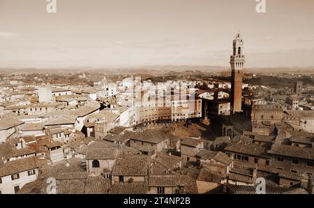 Torre del Mangia e panorama della città di Siena in Toscana nel centro Italia con tonalità seppia Foto Stock