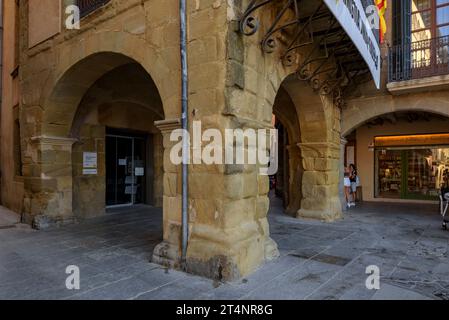 Archi della piazza porticata al piano terra del municipio di Vic (Osona, Barcellona, Catalogna, Spagna) es: Arcos de la plaza porticada en Vic Foto Stock