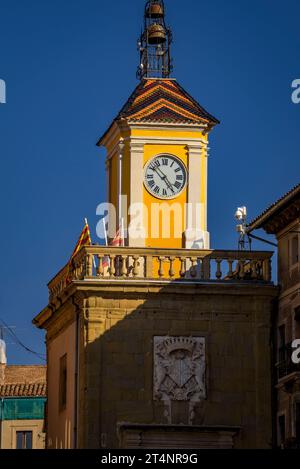 Torre dell'orologio nel municipio di Vic nella piazza principale di Vic (Osona, Barcellona, Catalogna, Spagna) ESP: Torre del reloj en el Ayuntamiento de Vic Foto Stock