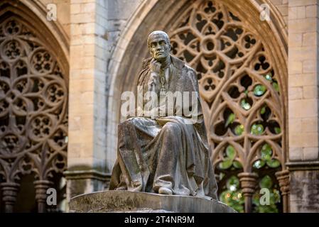 Chiostro della cattedrale di Vic con la scultura e la tomba del filosofo Jaume Balmes al centro (Vic, Osona, Barcellona, Catalogna, Spagna) Foto Stock