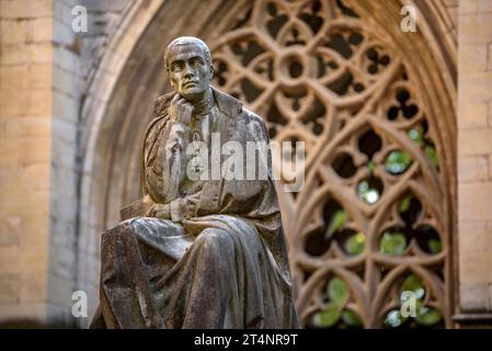 Cloister of the Vic cathedral with the sculpture and tomb of the philosopher Jaume Balmes in the center (Vic, Osona, Barcelona, Catalonia, Spain) Stock Photo