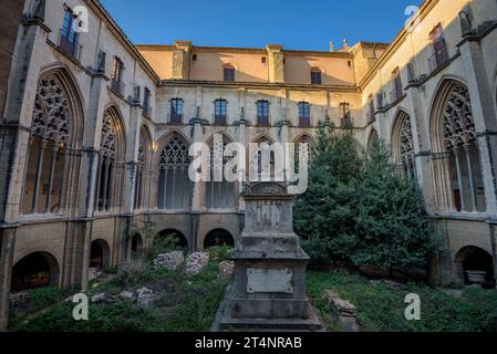 Cloister of the Vic cathedral with the sculpture and tomb of the philosopher Jaume Balmes in the center (Vic, Osona, Barcelona, Catalonia, Spain) Stock Photo