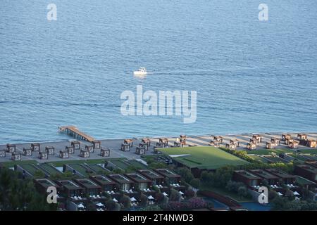 ANTALYA, TURCHIA - 15 MAGGIO 2021 Vista dal mare all'elegante hotel Maxx Royal Kemer Resort ai piedi della montagna nell'area di Kiris nella provincia di Antalya. Foto Stock