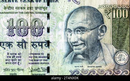 Mahatma Gandhi ritratto su banconota indiana da 100 rupie. Valuta nazionale indiana Foto Stock