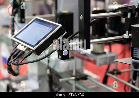 Linea di produzione moderna con controller touch screen HMI. Messa a fuoco selettiva. Foto Stock