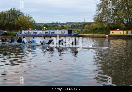 La mattina presto sul fiume Tamigi (conosciuto come Isis in questo luogo) Oxford, Inghilterra, Regno Unito con barche residenziali e un equipaggio di remi. Foto Stock