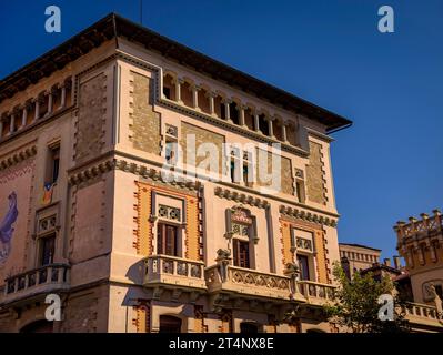 Facciata della casa Comella, in stile modernista, a Vic (Osona, Barcellona, Catalogna, Spagna) ESP: Fachada de la casa Comella, de estilo modernista Foto Stock