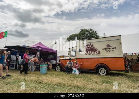 Nantwich, Cheshire, Inghilterra, 26 luglio 2023. Furgone di cibo d'epoca in una fiera di campagna, turismo e illustrazione editoriale di festival. Foto Stock