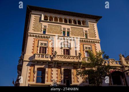 Facciata della casa Comella, in stile modernista, a Vic (Osona, Barcellona, Catalogna, Spagna) ESP: Fachada de la casa Comella, de estilo modernista Foto Stock